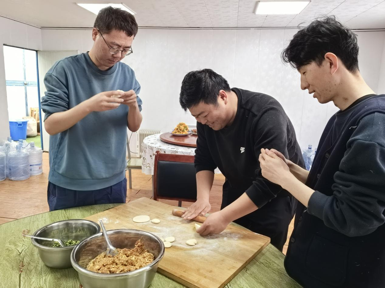 项目部里包饺子。王元明摄