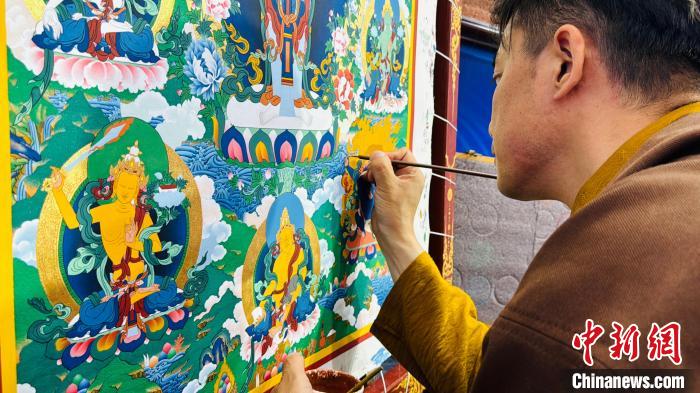 “非遗”传承人国赛现场绘画唐卡展示民族文化