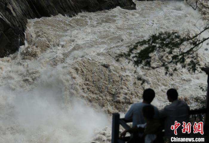 云南香格里拉虎跳峡景区江水澎湃吸引游客