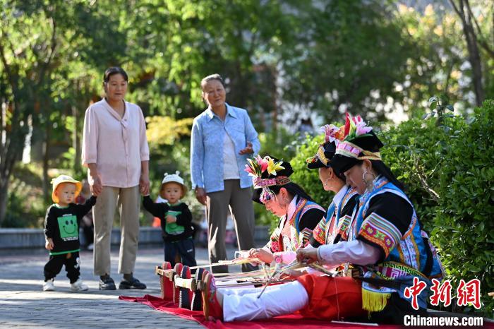 甘肃舟曲千年羌藏织锦技艺经纬交错呈多彩文化