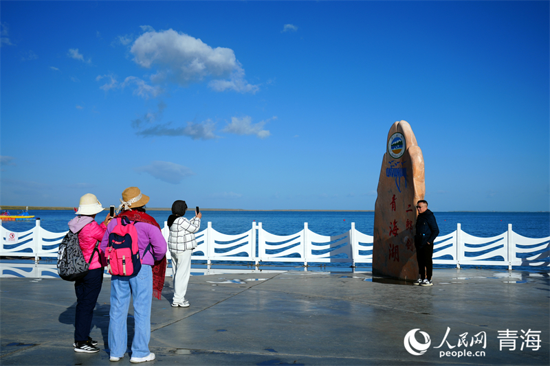 游客在青海湖二郎剑景区游玩。人民网 况玉摄