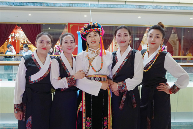 成都轨道集团4号线电客车组长肖芳（右四）。成都轨道集团供图