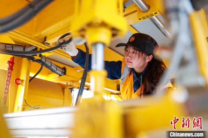 青藏铁路公司“00后”养路机械驾驶员：护航旅客出行平安