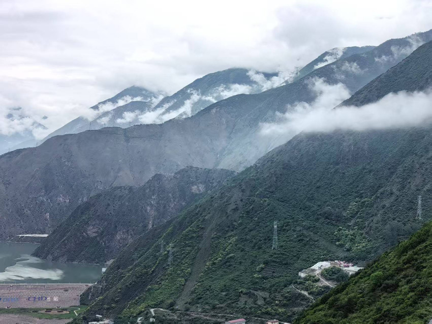 大渡河边，高山巍巍。人民网记者 刘海天摄