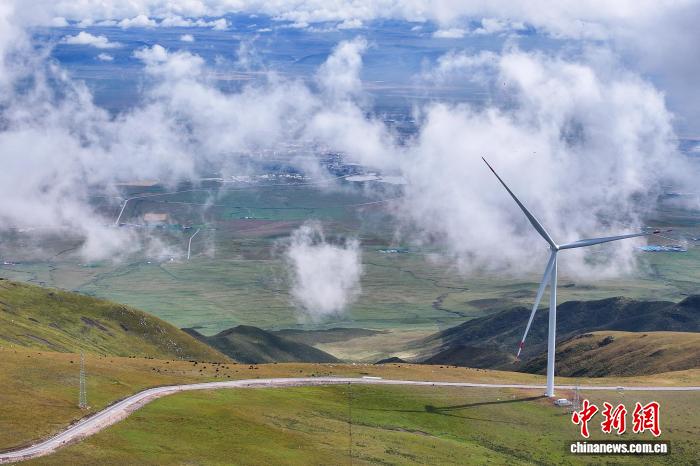 航拍青海湖北岸“云端观景台”同宝山