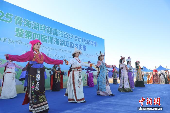 青海刚察：徒步爱好者青海湖畔品冬肉迎重阳