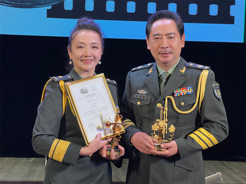 导演刘劲（右）与同事合影。阿坝州新闻传媒中心供图