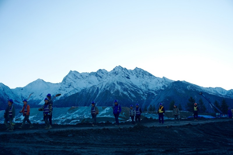 10月28日，在阿坝1000千伏变电站建设现场，作业人员正前往各施工点位。国网四川建设公司供图