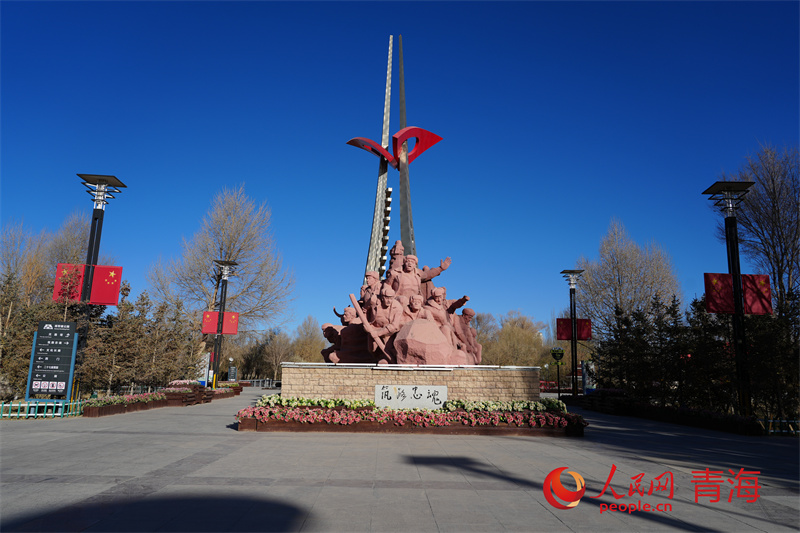格尔木将军楼公园“天路纪念塔”。人民网 马可欣摄