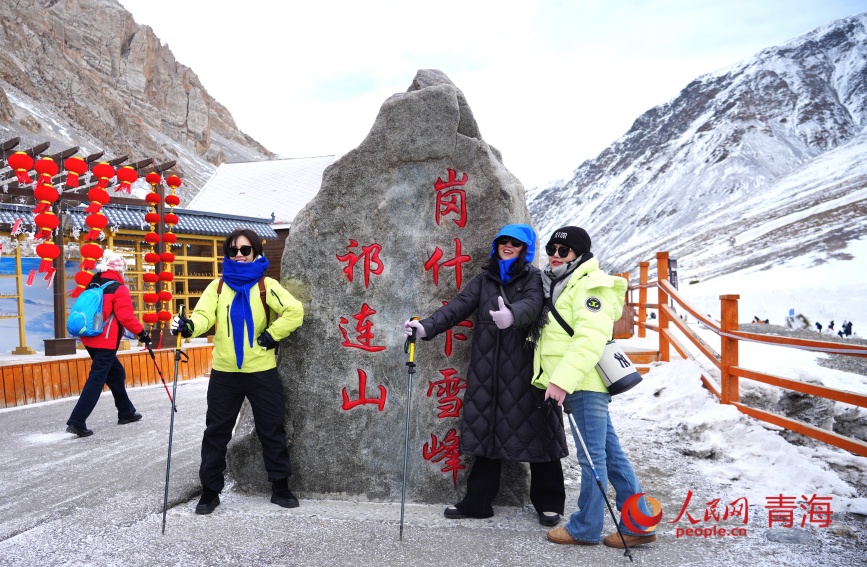 徒步爱好者在岗什卡。人民网记者 况玉摄