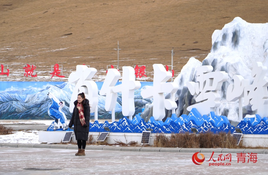 游客在景区留影。人民网记者 况玉摄