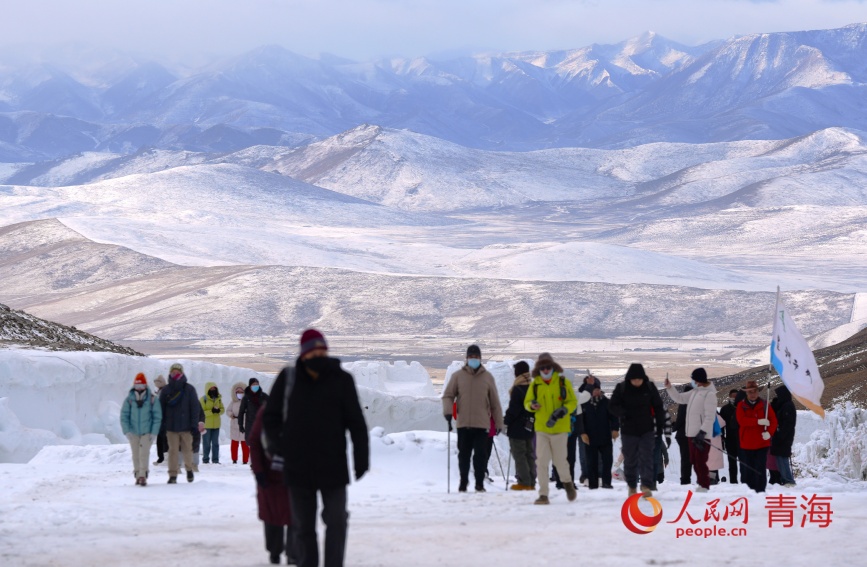 游客在岗什卡徒步。人民网记者 甘海琼摄