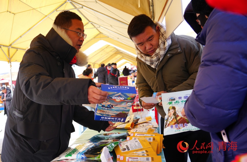 位于岗什卡游客中心的特产摊位。人民网记者 甘海琼摄