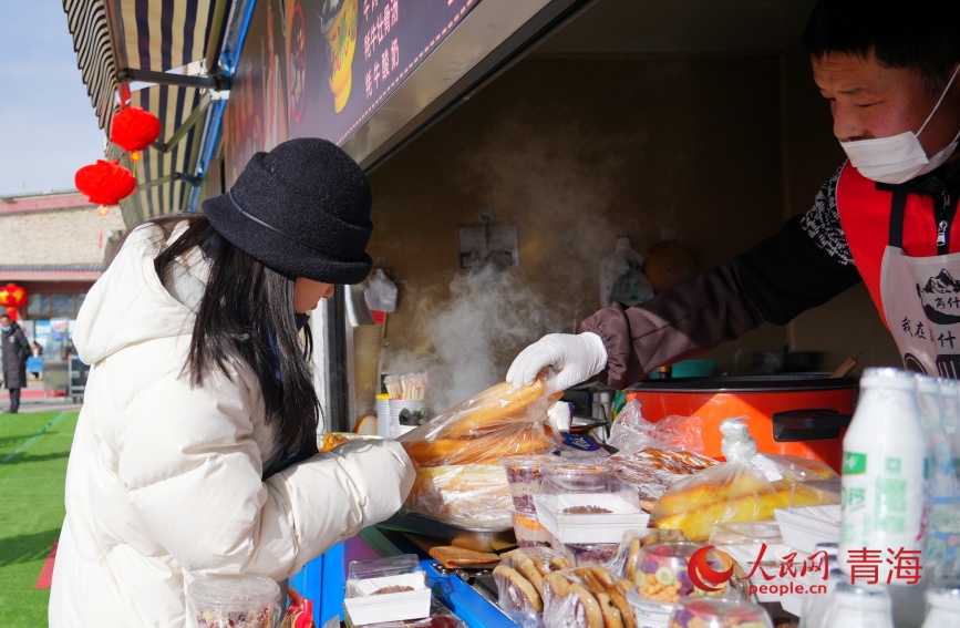 岗什卡游客中心的小吃摊。人民网记者 甘海琼摄