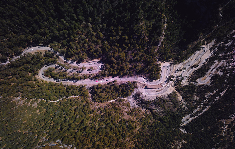 游客自驾体验巴拉格宗景区“天路108”。巴拉格宗景区供图