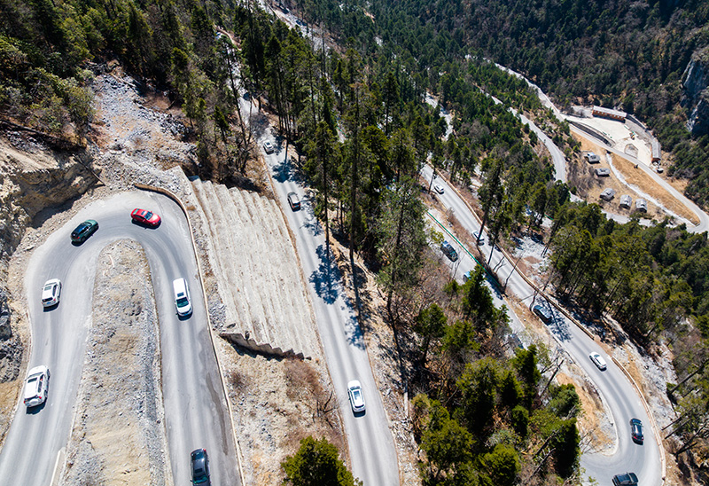 游客自驾体验巴拉格宗景区“天路108”。巴拉格宗景区供图