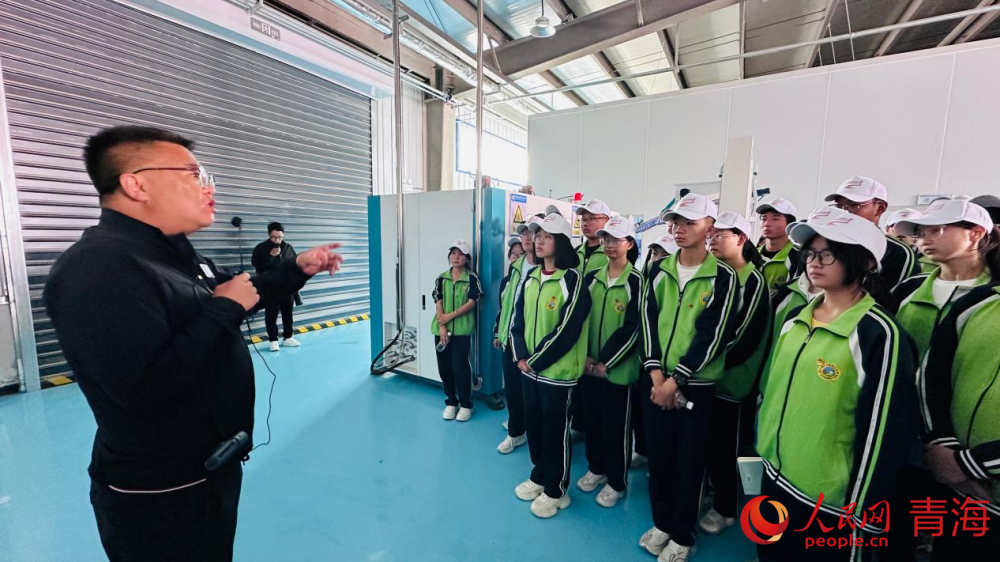 马斌（左一）正在讲解小岛村集体产业。人民网 刘沛然摄