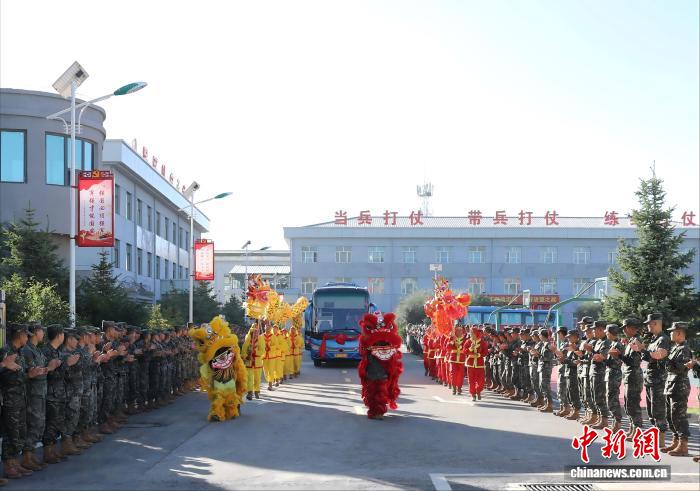 武警青海总队千余老兵挥别军营启程返乡