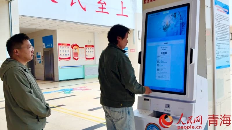 群众正在自助挂号机前排队。人民网 顾斐菲摄