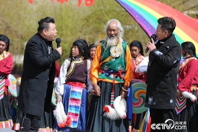 主持人向老人询问跳卓舞的技巧