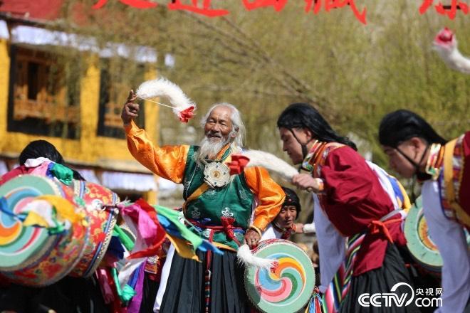 这里的人们,跳着从高原上长出来的久河卓舞,舞动人生,一代又一代。