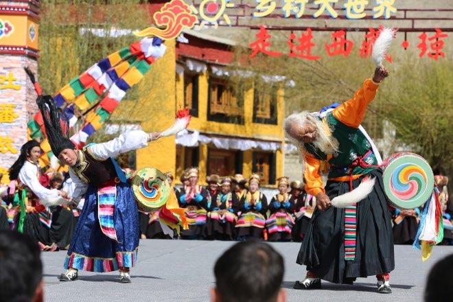 爷孙俩跳起舞来,铿锵有力。