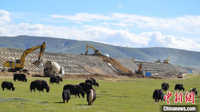 目前，那曲至拉萨正在修建高等级公路，该公路项目通车后，两地行车时间将缩短至3小时左右。(资料图) 江飞波 摄