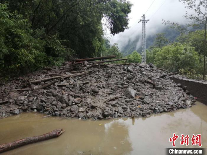 图为7月21日，G318线川藏公路林芝巴宜区至波密县路段因自然灾害中断。林芝市巴宜区公安局 供图