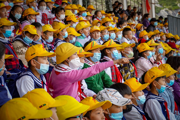 拉萨市第一小学萌宝宝前来竞技场参观比武.jpg