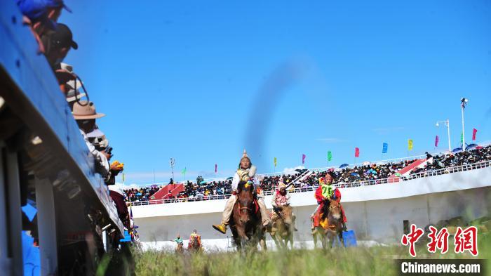 西藏羌塘草原赛马会上的马儿与少年
