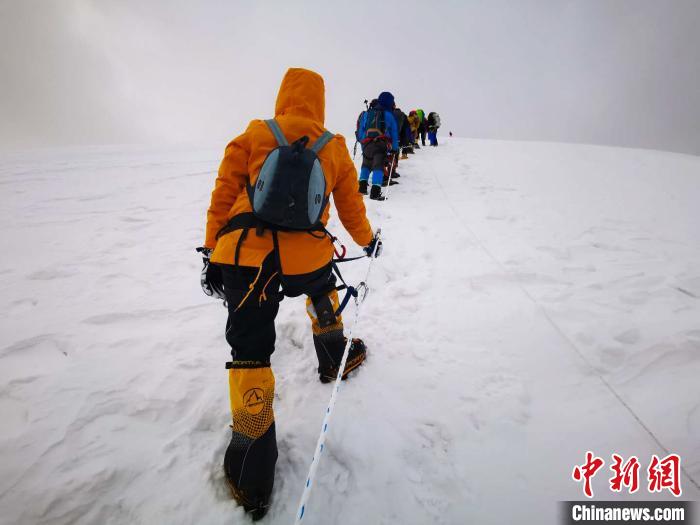 图为5日，登山者在攀登洛堆峰途中。　张伟 摄