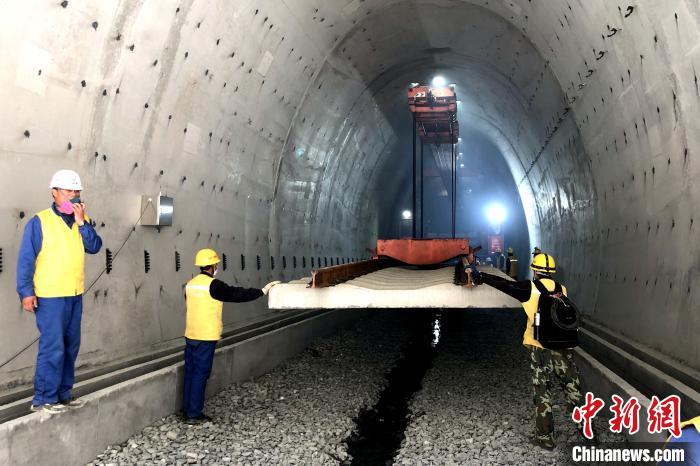 西藏林芝结束无铁路历史川藏铁路拉林段铺轨至林芝朗县