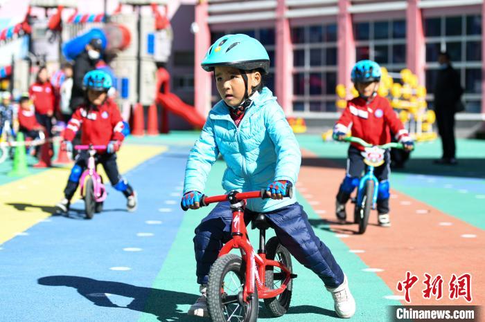 图为拉萨市实验幼儿园孩子们正在练习滑步车。　何蓬磊 摄