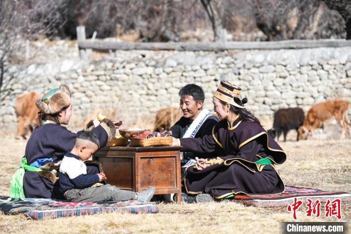 西藏林芝老乡"花谷药洲"里话幸福生活