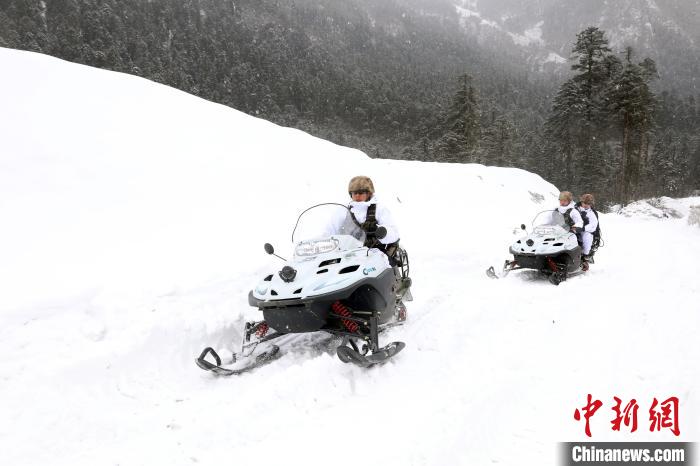 图为雪地摩托车开路。　薛金博 摄