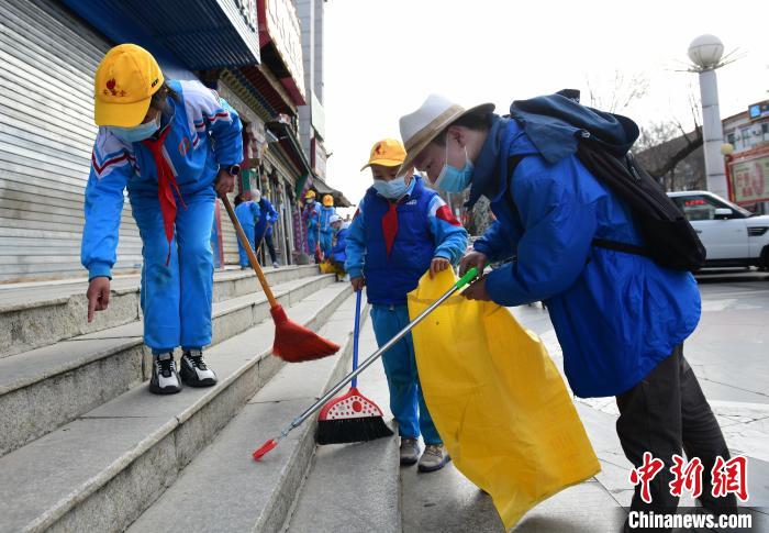 图为拉萨市小学生打扫街道。　贡嘎来松 摄