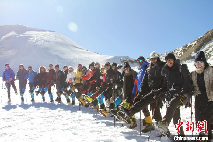 拉萨两处冰川景点为旅客开放冰雪体验