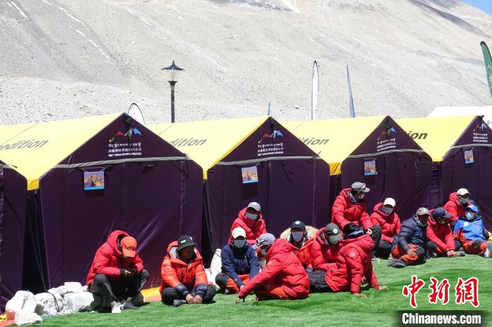 5月9日，登山队员在珠峰北坡登山大本营歇息。　冉文娟 摄