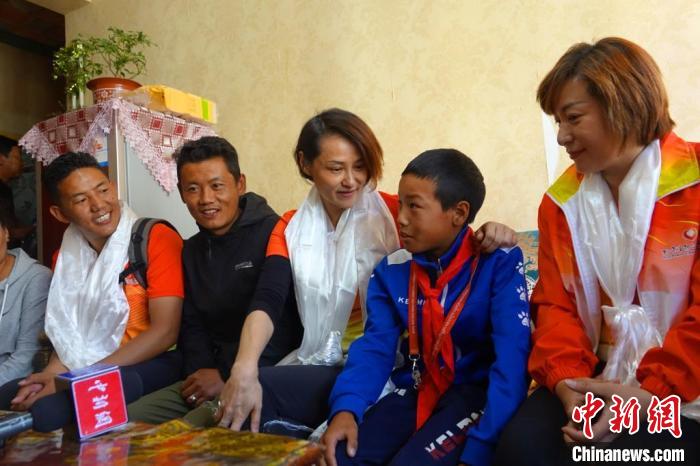 图为世界冠军在拉萨进行家访，与青少年运动员聊天。　冉文娟 摄