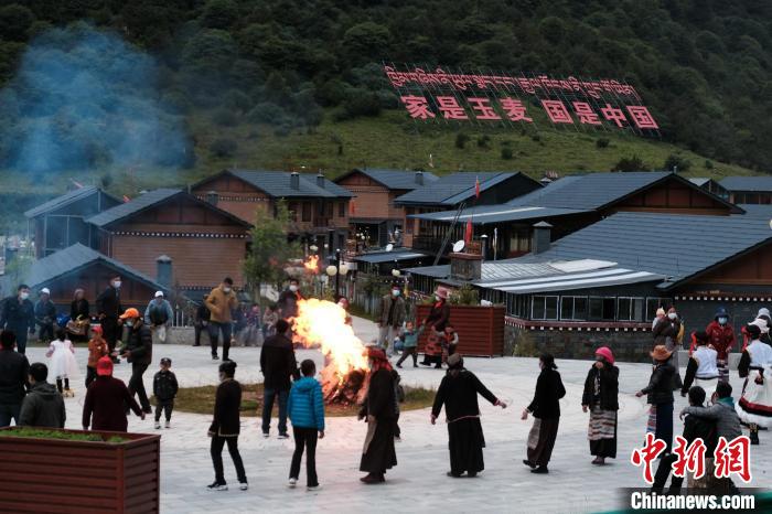 图为2021年8月5日，西藏自治区隆子县玉麦乡民众围着篝火欢快地跳锅庄舞。　江飞波 摄