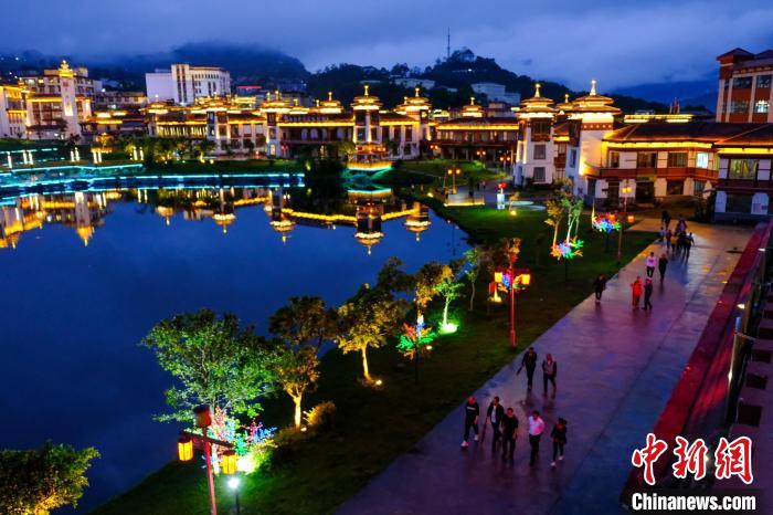图为2021年5月18日，西藏自治区墨脱县城入夜，昔日的“高原孤岛”如今面貌一新。　江飞波 摄