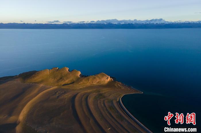 图为著名的西藏“天湖”纳木错风光，远处为念青唐古拉雪山。　江飞波 摄