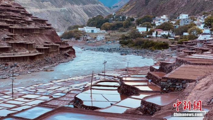 资料图为芒康千年古盐田。 <a target='_blank' href='http://www.chinanews.com/'><p align=