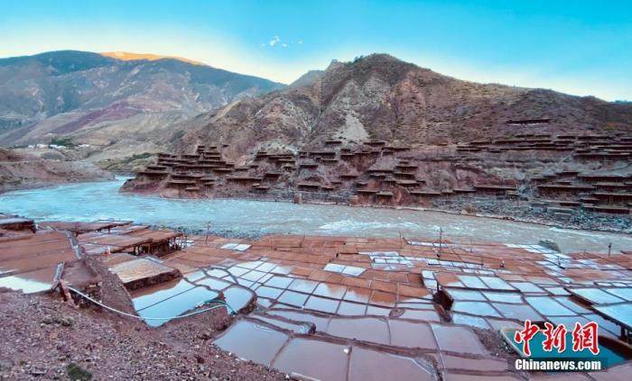 资料图为芒康千年古盐田。 <a target='_blank' href='http://www.chinanews.com/'><p align=