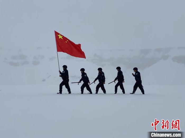 图为正在徒步踏查国门一线和各山口通道。　格热 摄