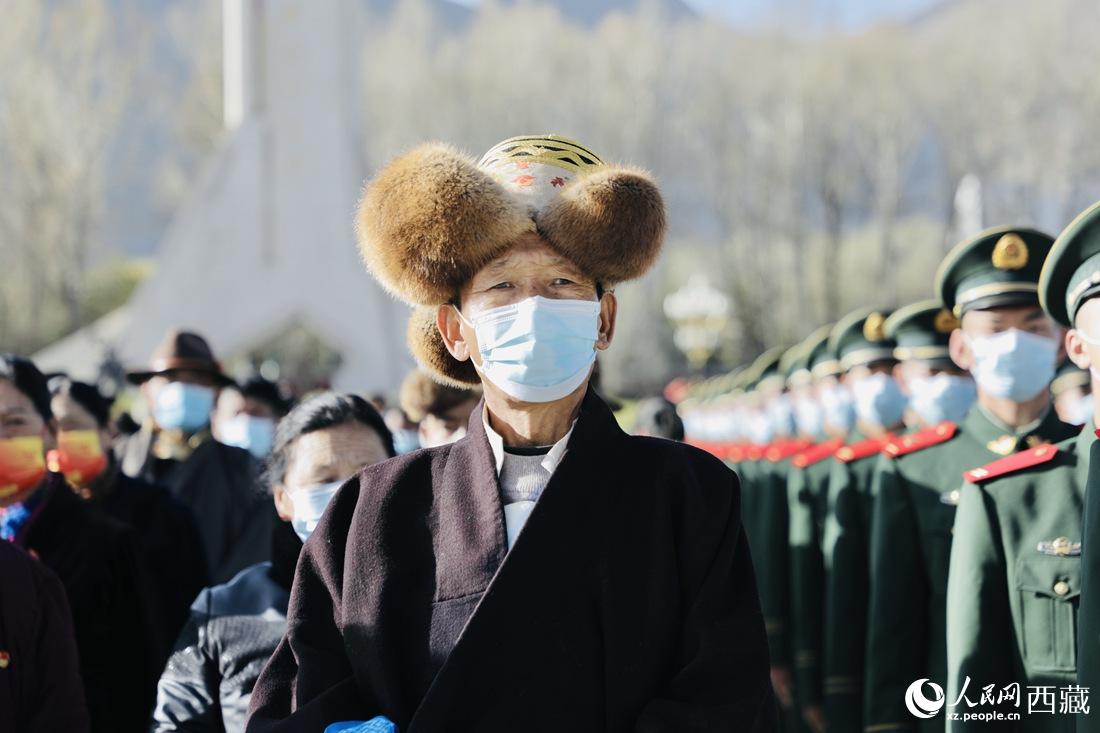 群众代表们参加升旗仪式现场。人民网 次仁罗布 摄