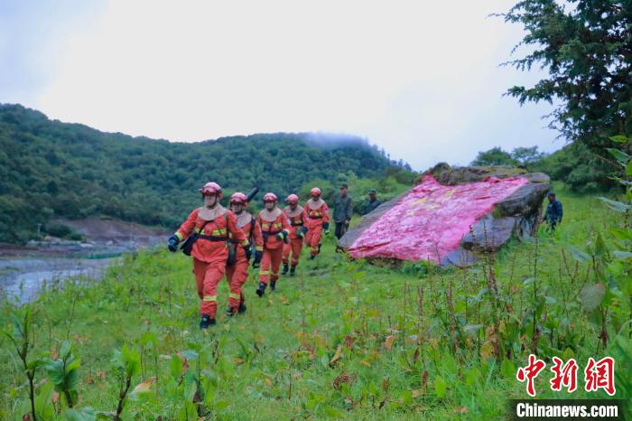 橙色“灭火服”守护西藏玉麦青山绿水