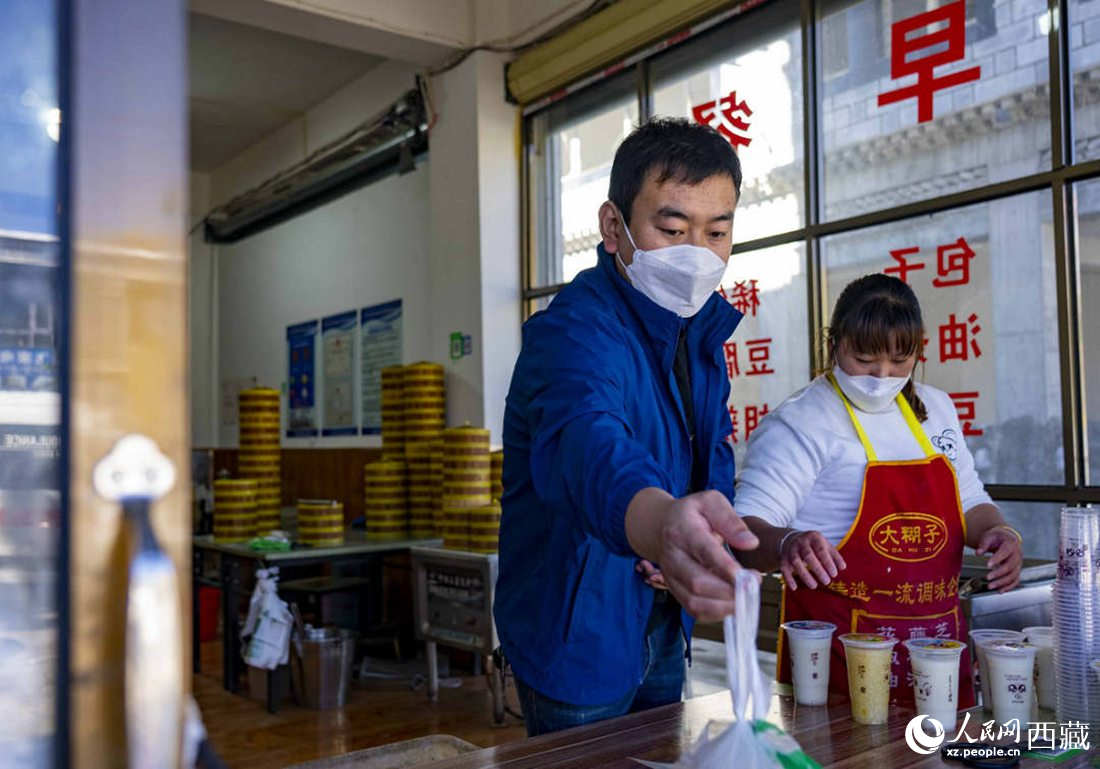 市民购买早餐。人民网 次仁罗布摄