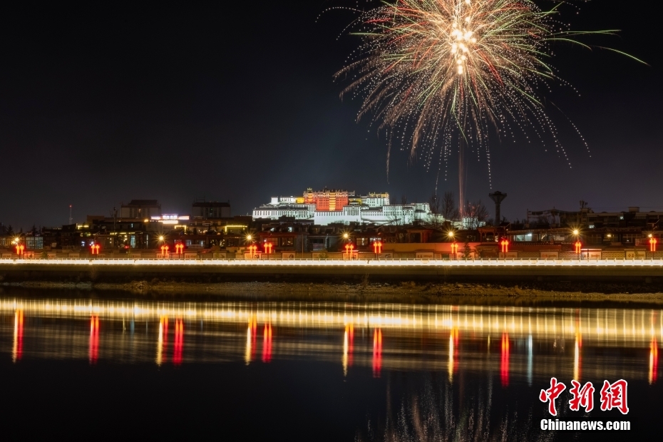 资料图为2022年3月1日，拉萨迎来藏历新年“古突夜”，烟花与被灯光照亮的布达拉宫交相辉映。 <a target='_blank' href='/'><p  align=