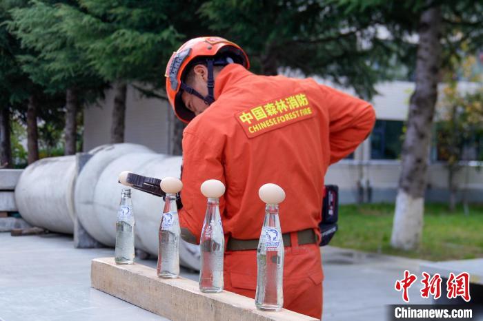 西藏林芝森林消防技能大练兵现场，消防员使用液压钳夹取鸡蛋。　杨永龙 摄